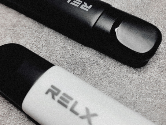 用户使用假悦刻烟杆充电时发生爆炸(图) 用户使用假悦刻烟杆充电时发生爆炸(图)